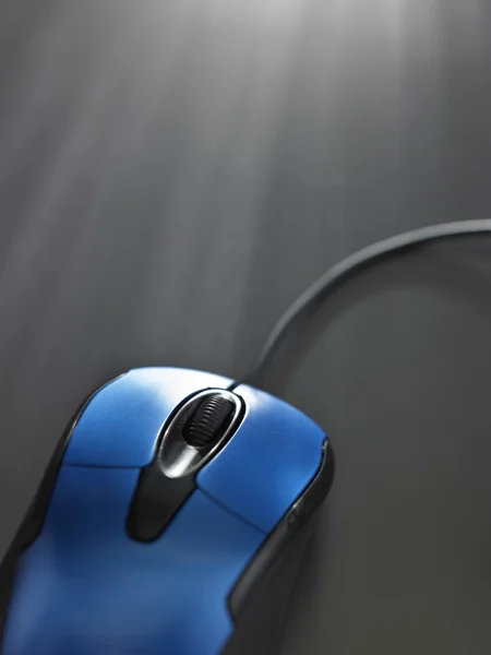Ratón con cable de color azul — Foto de Stock
