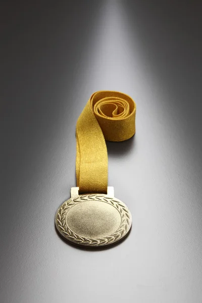 Medalha de ouro com fita — Fotografia de Stock