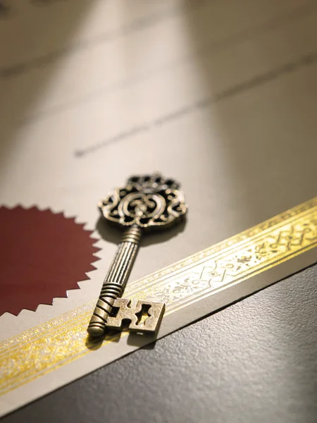 Old key on the certificate — Stock Photo, Image