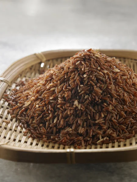 Hnědá rýže v zásobníku — Stock fotografie