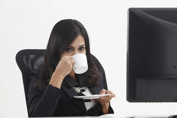 Business woman having coffee break — Stock Photo, Image