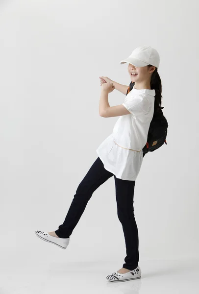 Девушка ходит с рюкзаком — стоковое фото