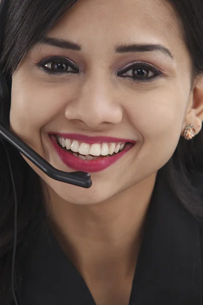 Operatore sorridente con auricolare — Foto Stock