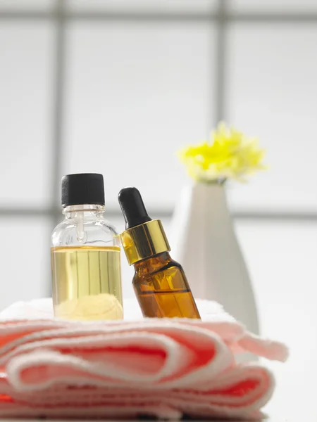 Massage oil on top of towel — Stock Photo, Image