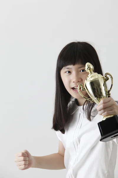 Menina segurando troféu — Fotografia de Stock