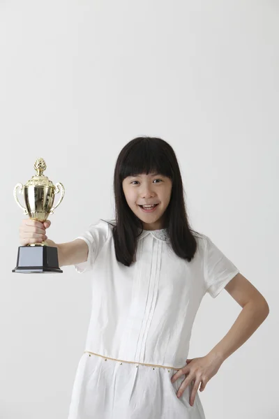 Flicka anläggning trophy — Stockfoto