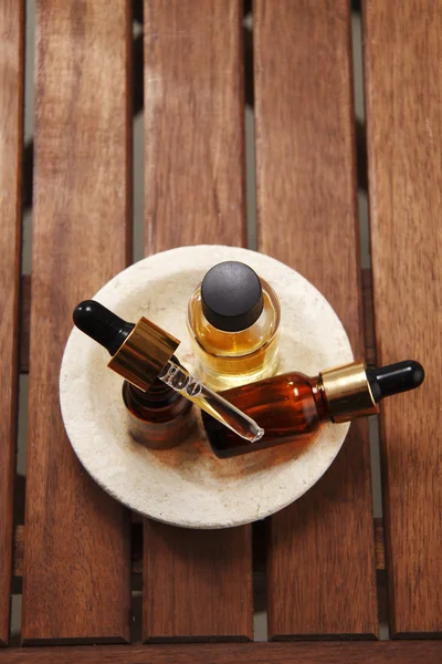 Garrafas com óleo de massagem — Fotografia de Stock