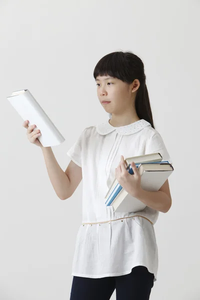 Girl holding books — Stockfoto