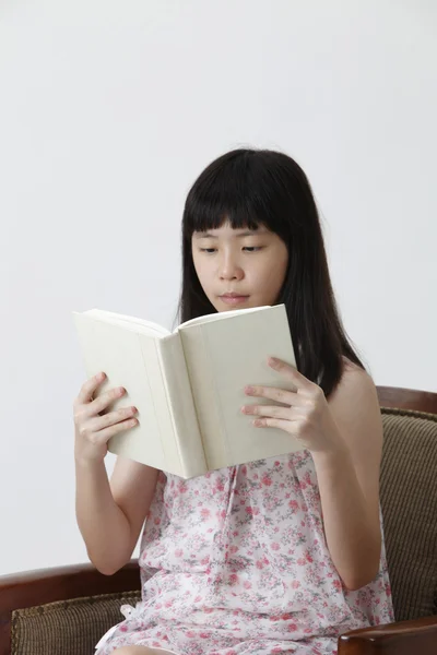 Meisje lezen boek — Stockfoto