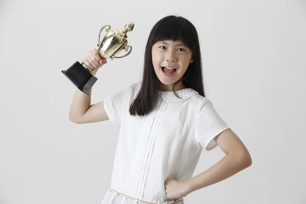 Dziewczynka gospodarstwa trofeum — Zdjęcie stockowe