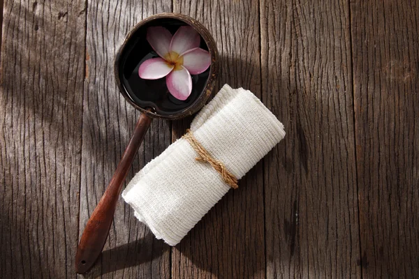 Frangipani flower and hand towel — Stock Photo, Image