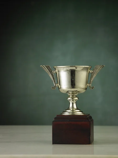 Trophy in front of chalkboard — Stock Photo, Image