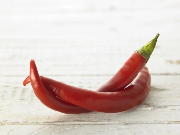 Pimenta vermelha em uma mesa branca — Fotografia de Stock