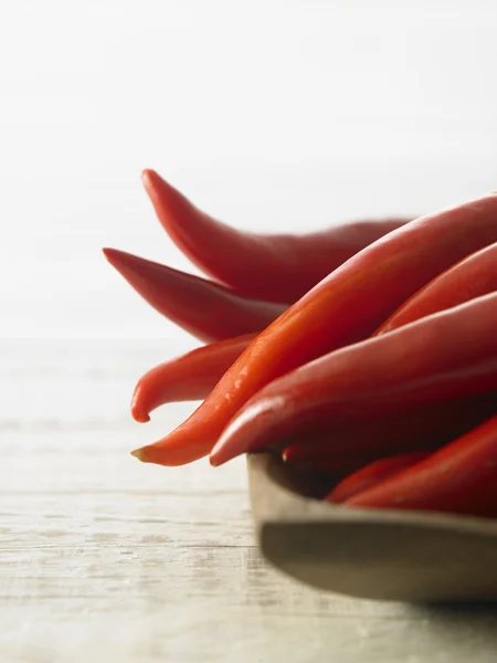 Červené chilli na stůl bílý — Stock fotografie