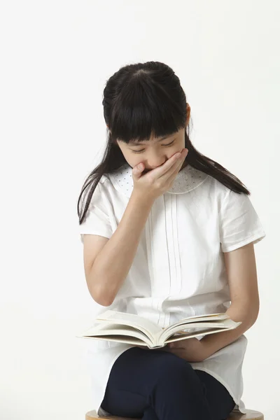 Meisje dat een boek leest — Stockfoto