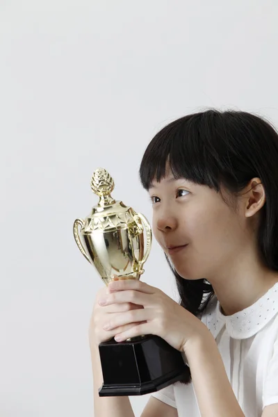 Mädchen mit Trophäe — Stockfoto