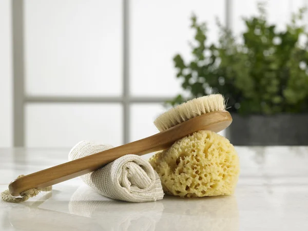 Cepillo, esponja y toalla de mano — Foto de Stock