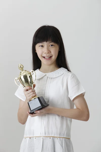 Meisje bedrijf trofee — Stockfoto