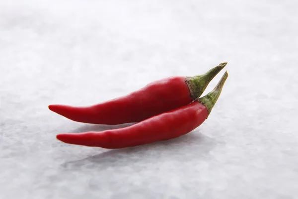 Chilli neloupané na stůl — Stock fotografie