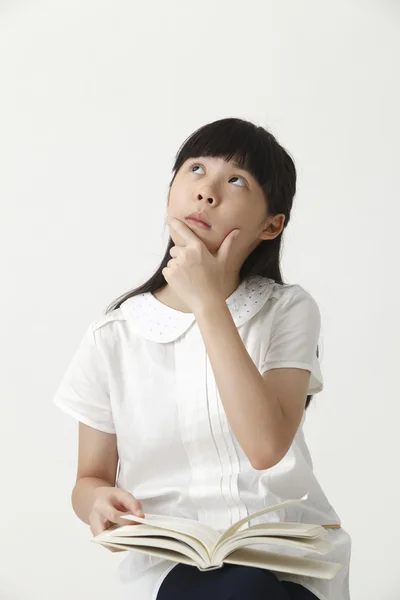 Chica leyendo un libro —  Fotos de Stock