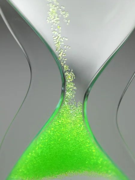 Tipo líquido verde de vidro de hora — Fotografia de Stock