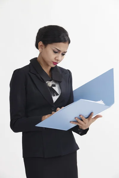 Vrouw bedrijf bestand — Stockfoto