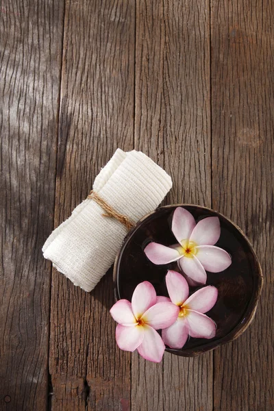 Frangipani flor e toalha de mão — Fotografia de Stock