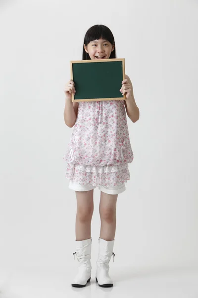 Kız holding yazı tahtası — Stok fotoğraf