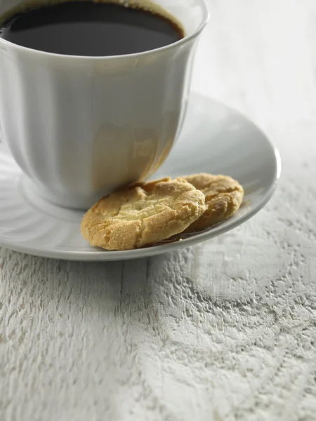 Svart kaffe med två kex — Stockfoto