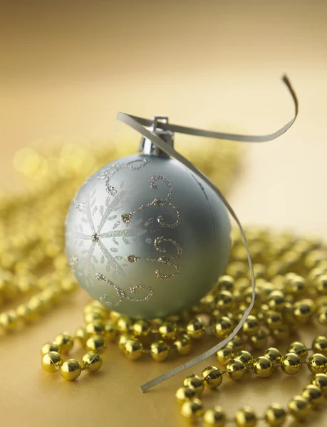 Bola de Natal de prata — Fotografia de Stock