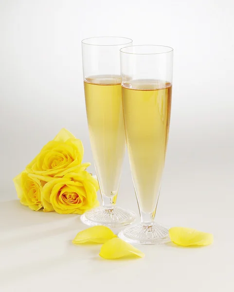 Champgne and yelow roses — Stock Photo, Image