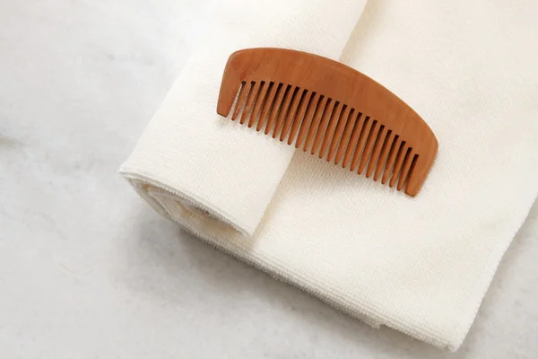 Hair comb and towel — Stock Photo, Image