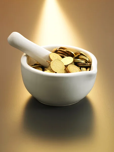 Moneda dentro de los utensilios de cocina —  Fotos de Stock