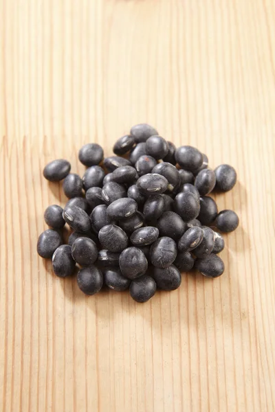 Pequeno punhado de feijão preto — Fotografia de Stock