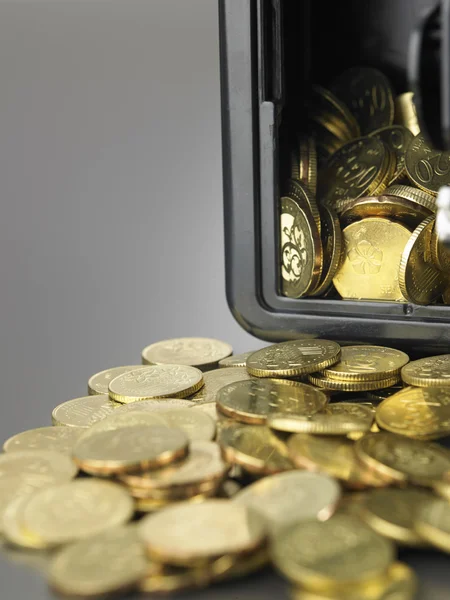 Monedas de oro y caja — Foto de Stock