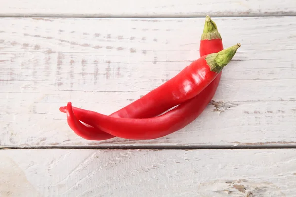 Dvě červené chilli vedle sebe — Stock fotografie