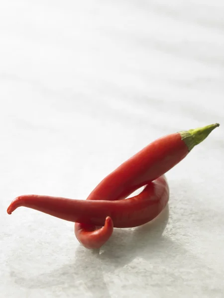 Rode chili peper op een witte tafel — Stockfoto