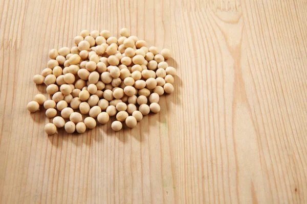 Soy beans on the wooden table — Stock Photo, Image