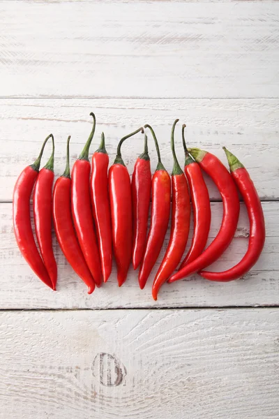 Rode Spaanse peper regelen in een lijn — Stockfoto