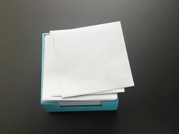 Κουτί με το σημειωματάριο με χαρτί — Φωτογραφία Αρχείου