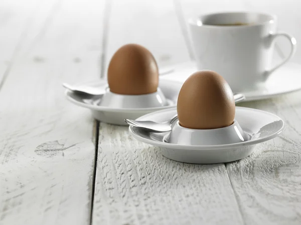 Zwei hart gekochte Eier — Stockfoto