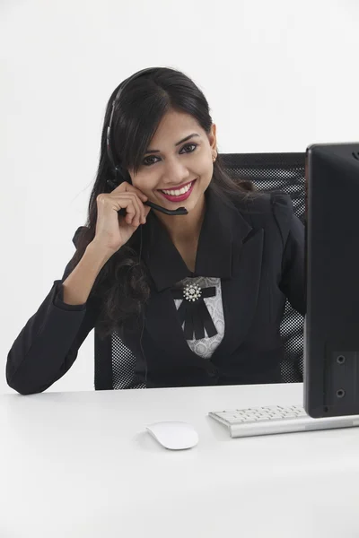 Morena sonriente con auriculares —  Fotos de Stock