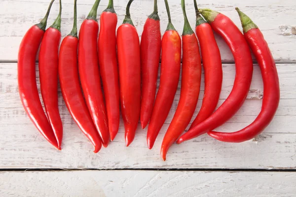 Il peperoncino rosso organizza in una linea — Foto Stock