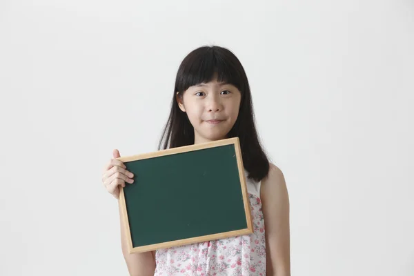 Meisje bedrijf schoolbord — Stockfoto