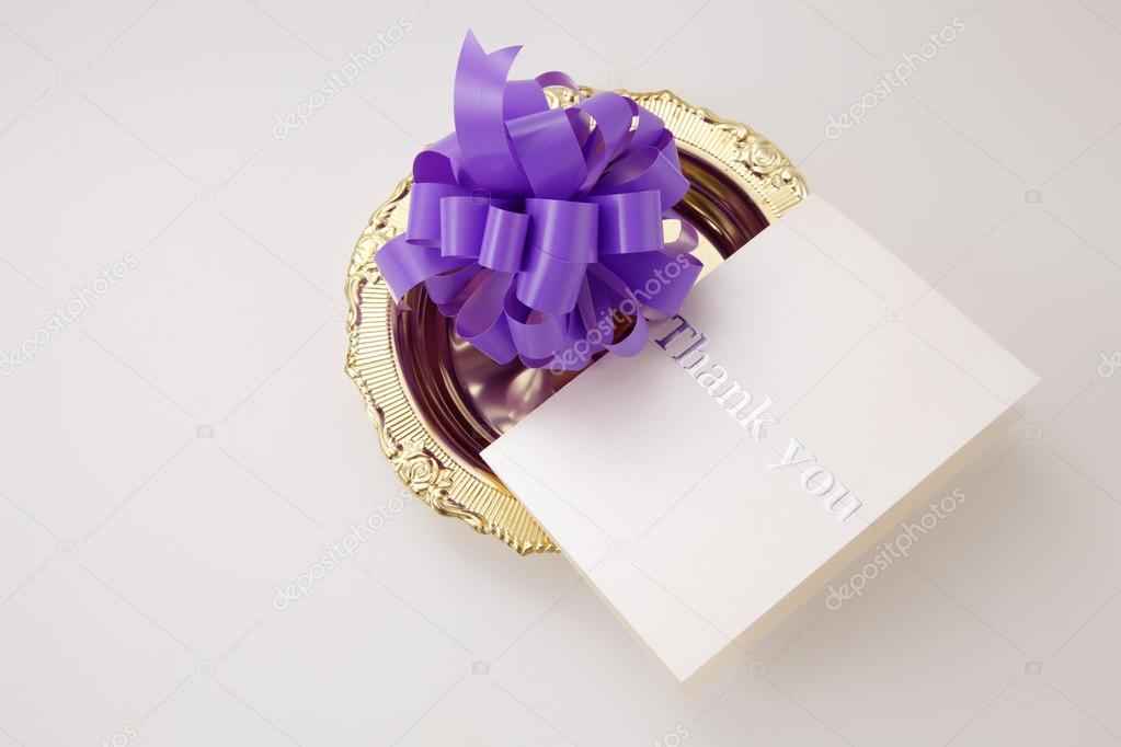 开幕仪式的概念,在银盘子上的紫色弓– 图库图片