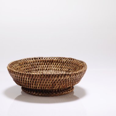 Bambu sepet beyaz zemin üzerine