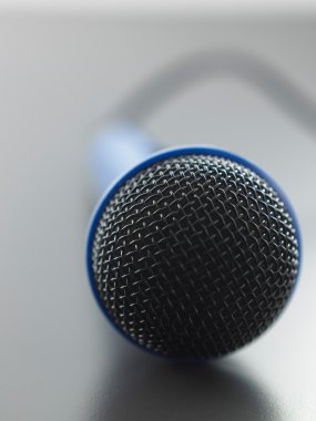 Mavi kablolu mikrofon