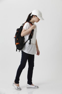 Sırt çantası ile kız