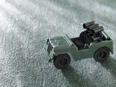 Oyuncak askeri taşıyıcı