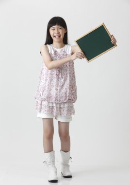 Kız holding yazı tahtası